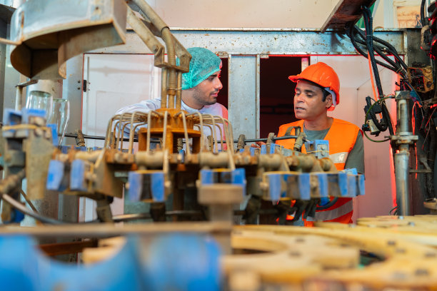 工程师与生产小组讨论机器故障导致无法生产图片下载