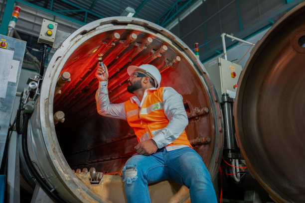 维修工程师在工厂关闭期间对压力罐进行检查图片下载
