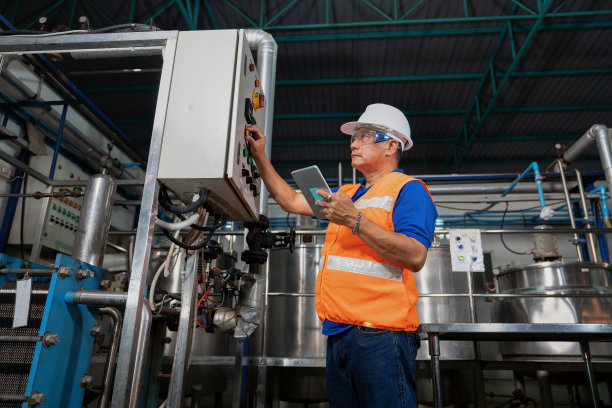 电气工程师进行设备防滑检查，检查热电偶控制面板图片下载