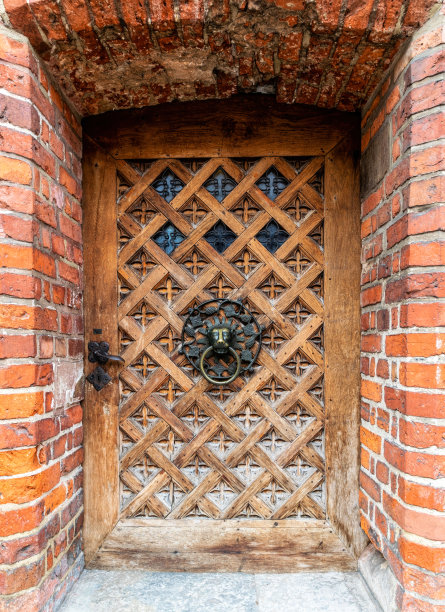 木雕老门和砖墙图片下载