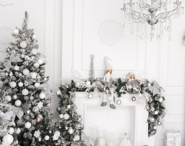 白色圣诞室内，有圣诞树和壁炉。图片下载