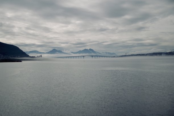雾天看海、看山、看桥图片下载