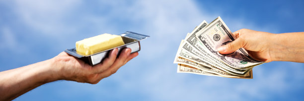 手拿一块黄油，概念通货膨胀和价格上涨图片下载