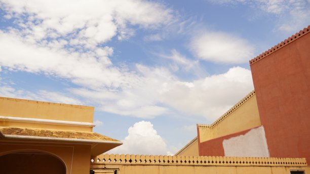 一座可爱的房子飘落在蓝色的云里图片下载