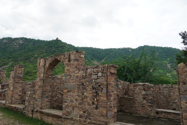 一座古老的石雕历史建筑形象图片下载