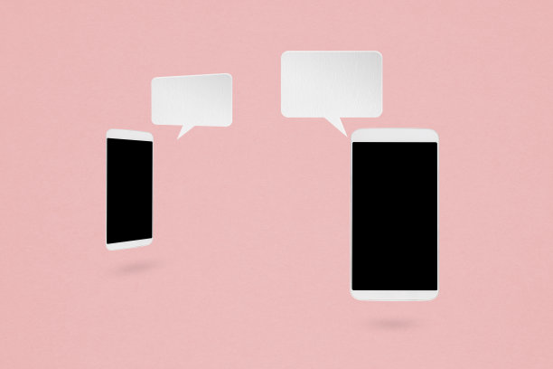 两部手机和白色空白语音泡泡，背景是垃圾粉色。用于商务沟通、技术、反馈、沟通、QandA概念图片下载