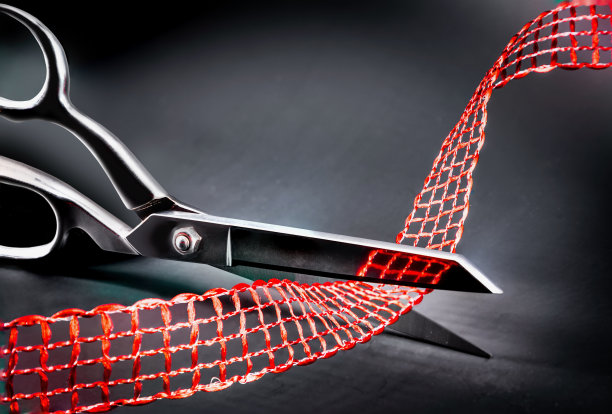 剪刀在剪红丝带图片下载