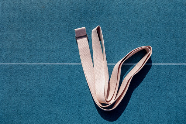 伸展带在瑜伽垫上。图片下载