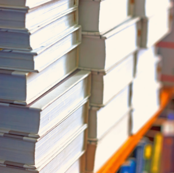 图书馆的书架上放着读书的书，科普教育的书，一堆堆堆着精装书图片下载