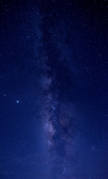 垂直深邃的夜空繁星点点，奶路纵横，伴着杂音和谷粒。照片由长曝光和选择白平衡。图片下载