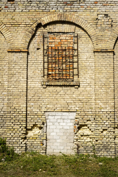废弃的旧墙，窗户用砖砌起来图片下载