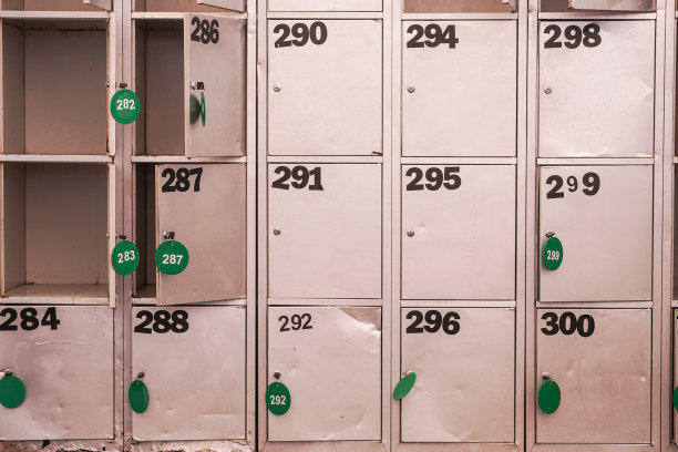 旧灰色金属储物柜。图片下载