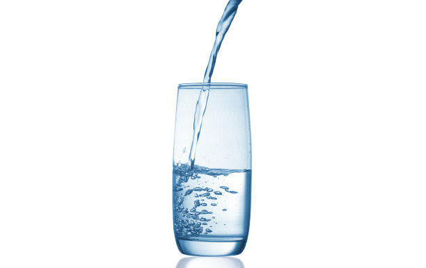 将水倒入隔离在白色背景上的玻璃中图片下载