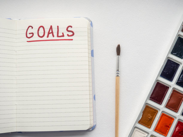 目标在记事本字母与红色油漆。图片下载