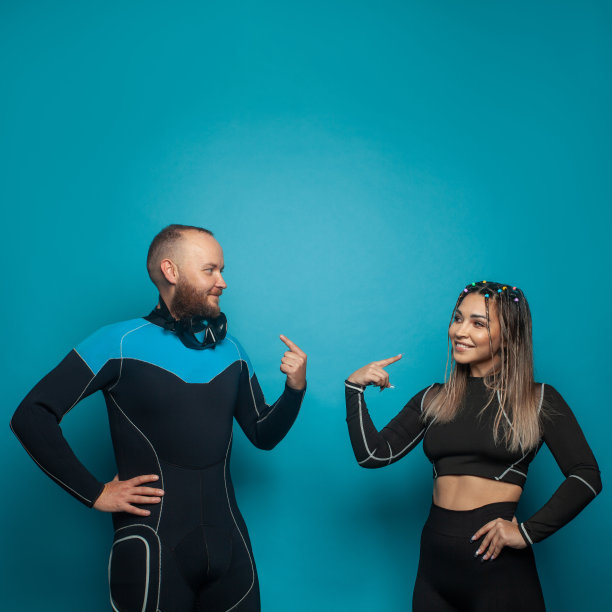 可爱的朋友们穿着运动服微笑着站在蓝色的背景上图片下载