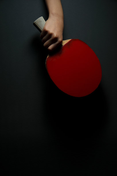 孩子拿着乒乓球拍的手图片下载