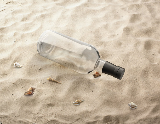 沙滩上清澈的玻璃瓶被海浪带到岸边。三维渲染图片下载