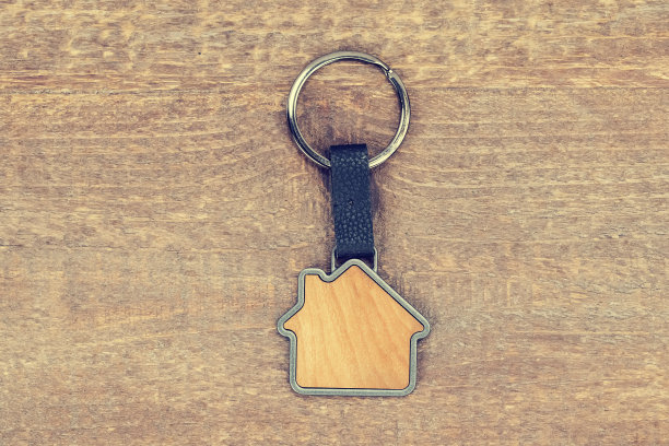 木桌上的房子钥匙和钥匙链图片下载