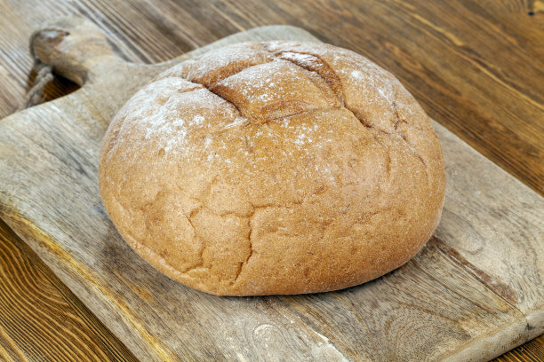 厨房桌上刚烤好的面包图片下载