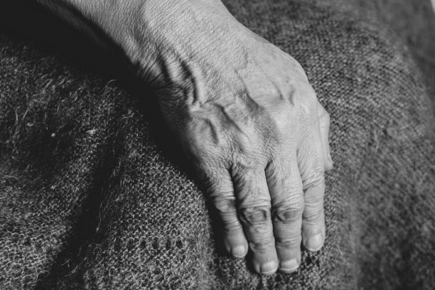 老妇人的手放在毯子上特写，手，老人的手，手图片下载