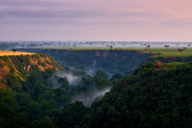 Kyambura峡谷，乌干达伊丽莎白女王国家公园里壮观的猿类峡谷。非洲清晨的森林景观。有峡谷和树木的大草原。乌干达自然日出。图片下载