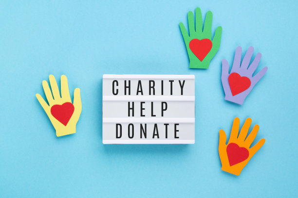 国际慈善日，9月5日。彩色的手在蓝色背景。图片下载