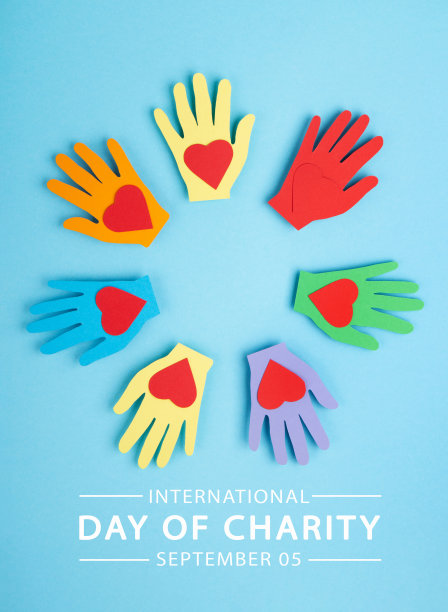国际慈善日，9月5日。彩色的手在蓝色背景。图片下载