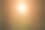夕阳下的森林之路。秋天的落叶林在黎明时分经过。彩色照片，穿过公园的小路上的石头，在阳光下闪闪发光的蜘蛛网，新鲜的空气图片下载