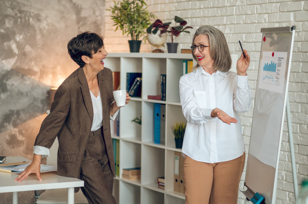 同事们讨论项目细节，看起来很投入图片下载