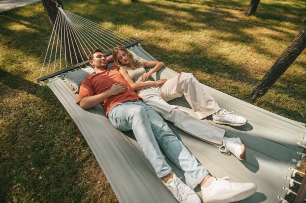 年轻的情侣躺在火腿上?看起来很平和图片下载