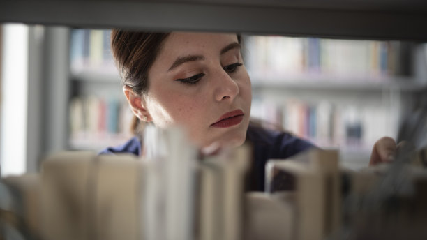 女人在图书馆图片下载