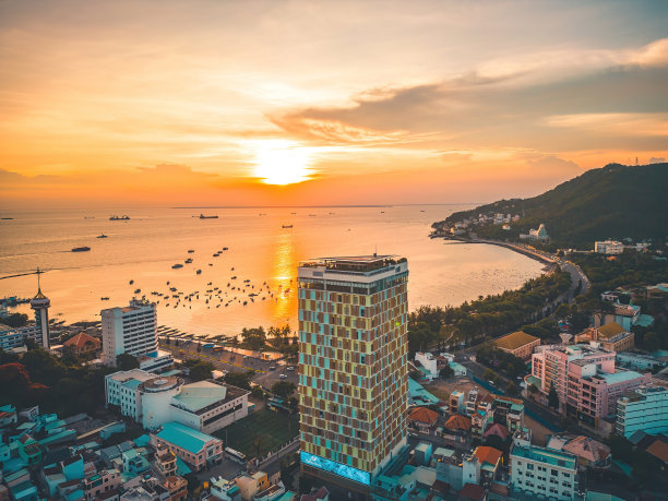 翁头市鸟瞰图，美丽的日落和许多船只。图片下载