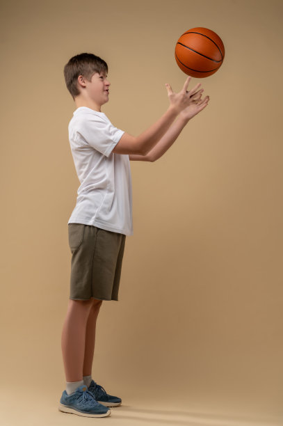 照片拍摄期间，专注于打篮球的少年男孩图片下载