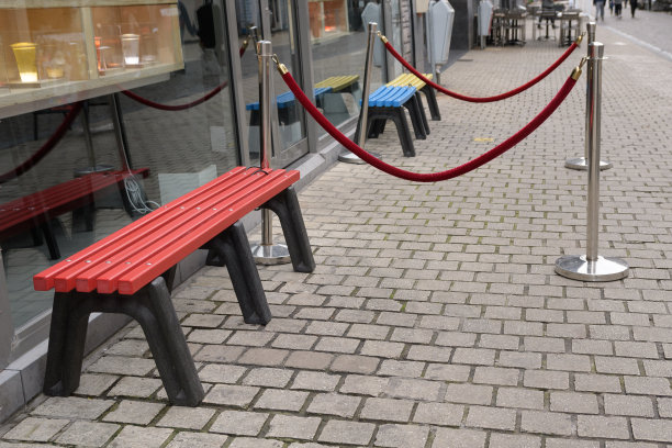 店内入口前设有长凳，方便顾客使用。入口装饰。图片下载