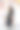身着黑裙的女子站在斑点墙旁图片下载