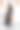 身着黑裙的女子站在斑点墙旁图片下载