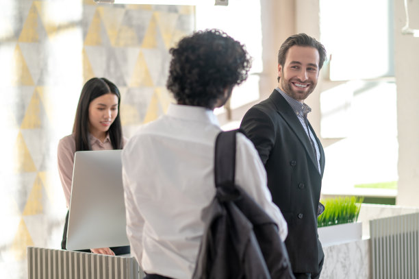 年轻的经理欢迎新员工，看起来很积极图片下载