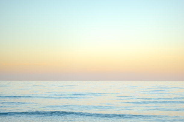淡蓝色海洋地平线上的热带夕阳图片下载