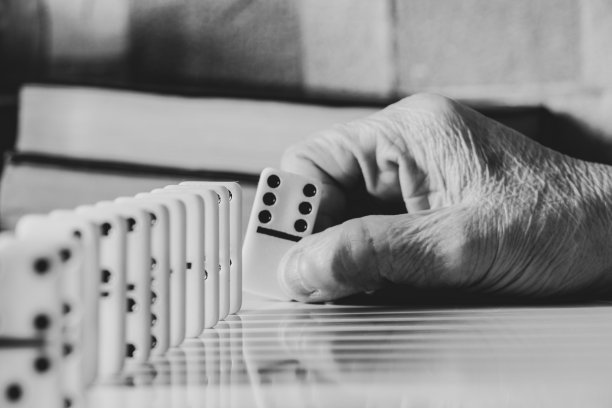 女老手玩多米诺骨牌，赌博图片下载