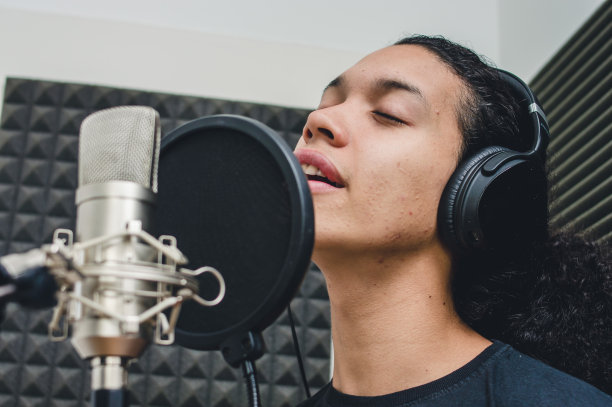 描绘一个年轻人在音乐工作室唱歌图片下载