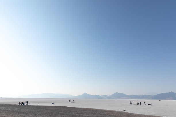 人们在博内维尔盐滩上画剪影图片下载