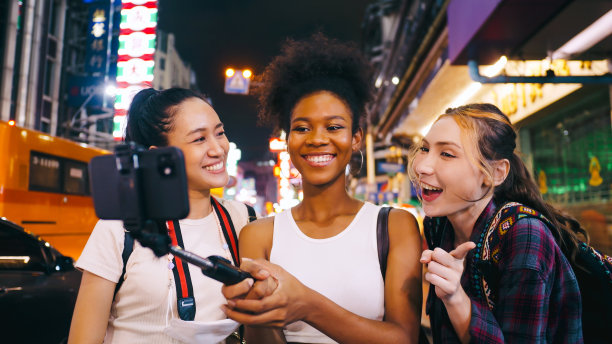 在泰国曼谷的耀华路或中国城，一群多民族的女性朋友正在享受夜晚。图片下载