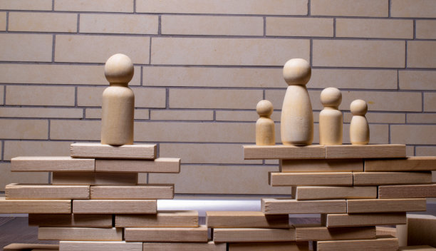 木制立方体与字离婚，结婚戒指和医学口罩在灰色的背景。图片下载