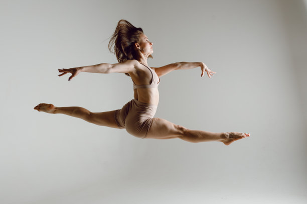 年轻的女舞者跳着高跟鞋舞。图片下载