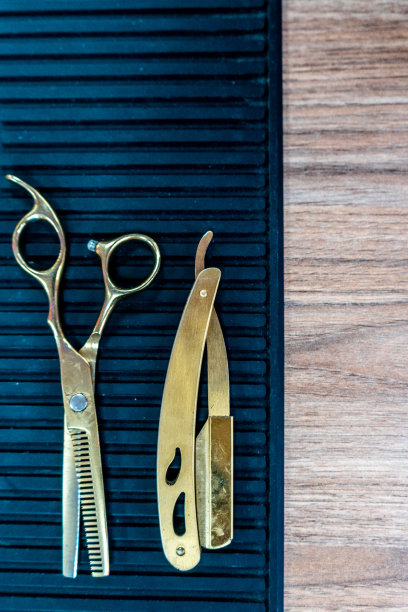 理发店里的男人。剪头发和胡子的人。图片下载