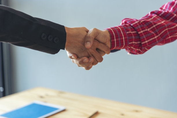 团队业务伙伴握手问候在会议室创业。在现代办公室里和团队合作伙伴握手。业务合并及收购图片下载