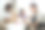 女儿来画画，跟父母一起涂颜色。图片下载