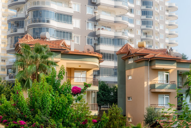 以高楼为背景的联排别墅。图片下载