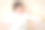 3个月大的亚洲新生女婴正开心地躺在床上，双手合十，放松，捂着脸，等待妈妈的照顾。图片下载