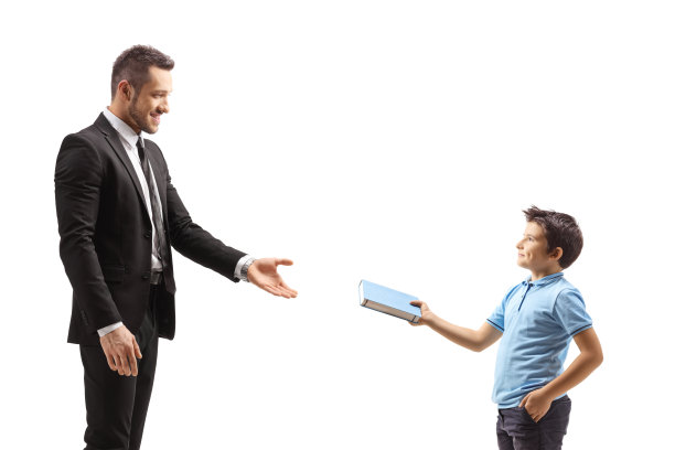 一个男孩把一本书送给一个商人图片下载